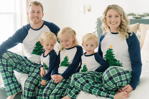 Miniatura 6 de IFFEI Conjunto de pijamas familiares de Navidad, camiseta con estampado de letras y pantalones a cuadros, con bolsillos
