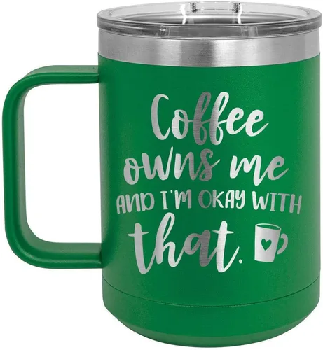 Taza de café con tapa abatible, diseño de café de viaje aislado con texto en inglés "Coffee OWNS ME AND I'M OKAY with THAT 15 oz con tapa superior |
