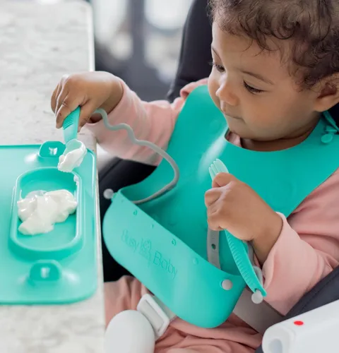 Miniatura 2 de BUSY BABY Juego de babero elástico y utensilios – Babero de silicona ajustable con bolsillo y utensilios de amarre para bebés y niños pequeños