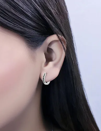 Miniatura 2 de Dazzlingrock Collection Aretes de aro pequeños Huggie de 0.18 quilates (ctw) de 10 quilates, oro blanco