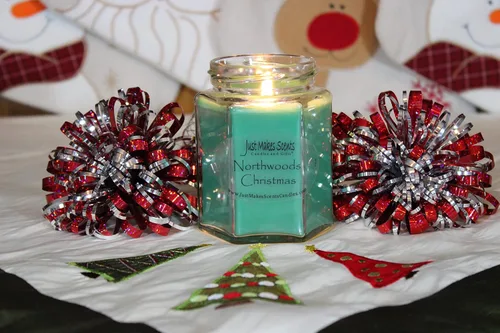 Miniatura 2 de Just Makes Scents - Vela de soja mezclada de Navidad Pino fresco de bálsamo invernal y arándano picante claro vertido a mano en los Estados