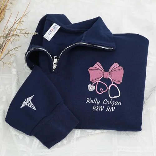 Miniatura 7 de COUPLEHOODIES - Sudadera de enfermería bordada con nombre, personalizada, con cremallera de un cuarto, regalo para asistente de enfermería