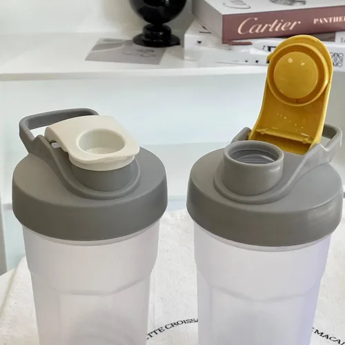 Miniatura 2 de Batidora de botellas para batir y antes del entrenamiento, la mejor taza agitadora (sin BPA) con tapa clásica y bola batidora, botella de agua