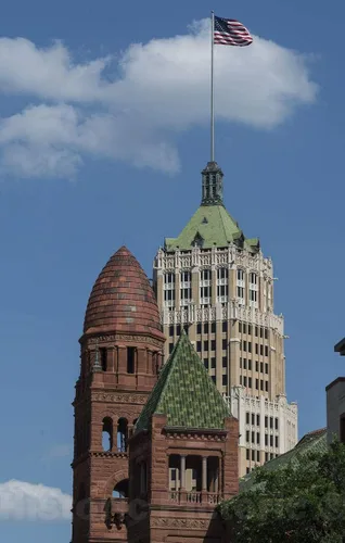 Foto pictórica histórica - Dos lugares de interés de San Antonio, Texas, son capturados en el mismo marco: en primer plano es arquitecto J - Fine