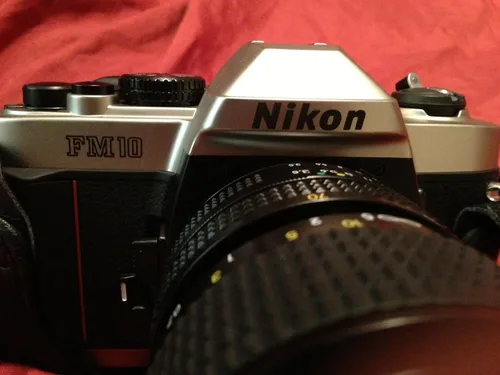 Miniatura 4 de Nikon Kit de cámara SLR FM-10 de 1.378 in con lente de zoom F3.5-4.8 de 1.378-2.756 in y estuche para cámara