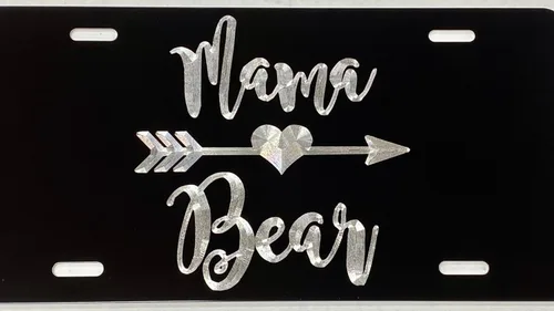 Etiqueta de automóvil con logotipo de Mama Bear 1 en placa de aluminio negro