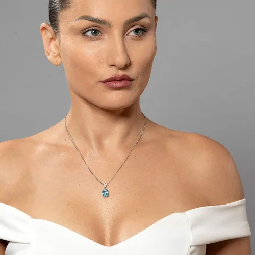 Miniatura 2 de Peora Colgante de oro blanco macizo de 14 quilates con topacio azul suizo y diamantes cultivados en laboratorio para mujer, 4.60 quilates en total