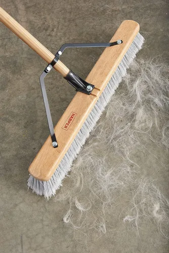 Miniatura 10 de Harper Escoba de empuje de superficie lisa para interiores de 24 pulgadas con cerdas marcadas para arena, polvo de sierra, virutas de madera y pelo