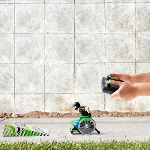 Miniatura 2 de Hot Wheels RC Aaron Wheelz Wheelie - Silla de ruedas con control remoto con figura de Aaron "Wheelz" Fotheringham de motocross