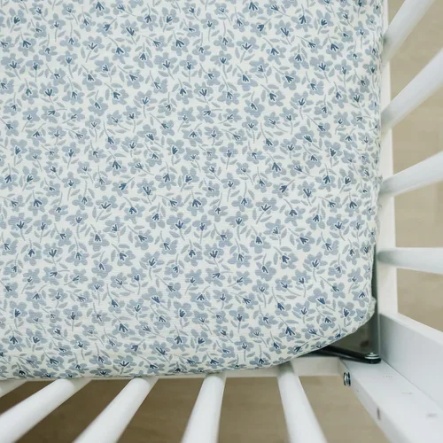 Miniatura 8 de Sábana de cuna de muselina Autumn Bloom de Mebie Baby, sábanas suaves y transpirables para bebés, ropa de cama moderna y neutral para cunas, sábana