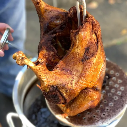 Miniatura 3 de Bayou Classic Olla para freidora de pavo, tapa ventilada, asas remachadas, estante para aves de corral, termómetro, inyector, 42 cuartos de galón