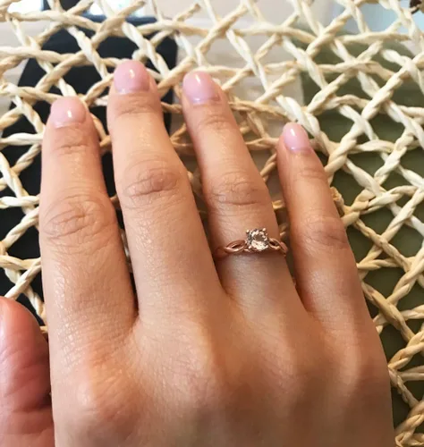 Miniatura 4 de Anillo de compromiso con solitario estilo infinito de morganita natural en oro rosa de 10 quilates