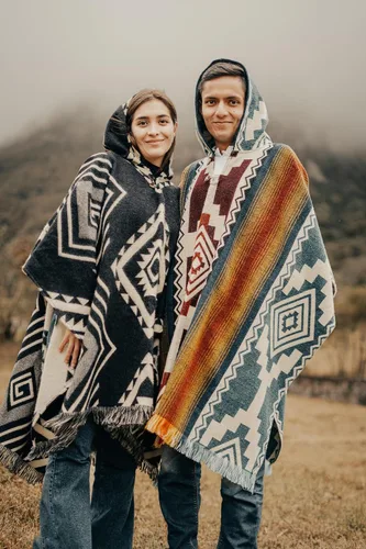 Miniatura 7 de Alpaca ponchos for men and women, handmade with the best alpaca wool material by Ecuadorian artisans.