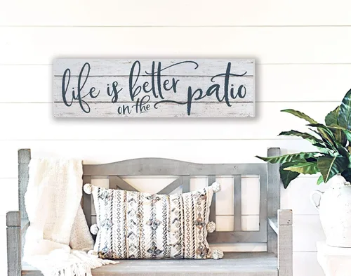 Miniatura 2 de Letrero de 35 x 10 pulgadas con texto en blanco y azul marino Life is Better on Patio para interiores y exteriores