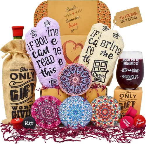 Cesta de regalo de vino: esta caja de regalo de vino contiene 13 regalos de vino para mujeres, una canasta de vino con calcetines divertidos,