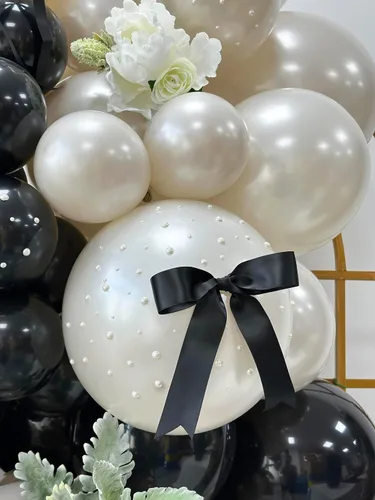 Miniatura 2 de Kit de arco de globos de 185 piezas negros y de arena de perlas doble relleno con lazos y perlas de imitación, globos negros y blancos