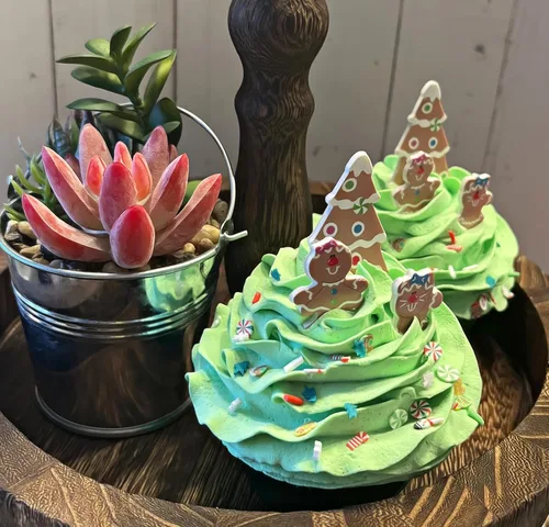Miniatura 5 de Magdalenas falsas para tartas – Christmas Pals Gingerbread Man Green Cupcakes – Set de 3 – Hecho a mano por Dezicakes – Pastel falso – Cupcakes