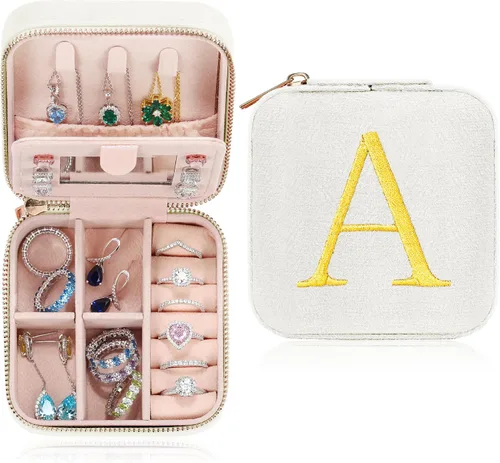 Parima Joyero de viaje de terciopelo de felpa, organizador de regalos para mujeres, joyero personalizado con inicial, caja de joyería esencial de
