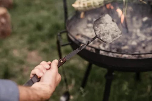 Miniatura 7 de Barebones Cowboy Grill - Pala de carbón de acero inoxidable duradera con mango de nogal para hoguera