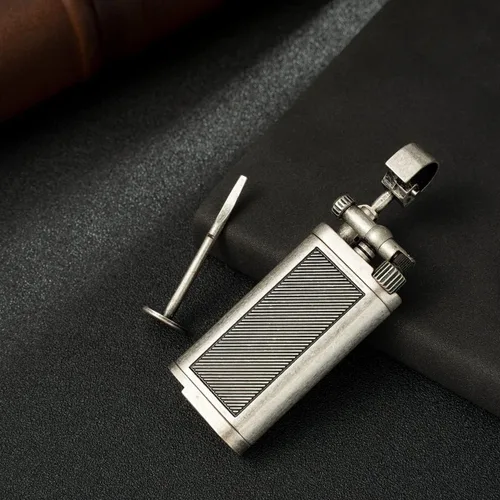 Miniatura 5 de Encendedor recargable de butano con llama suave en ángulo, estilo antiguo, con manipulación y púa (placa de plata antigua)