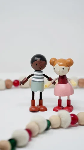 Miniatura 4 de Tender Leaf Toys - Familia de muñecas - Linda familia de muñecas flexibles de madera para casa de muñecas para niños, cuatro piezas de mamá, papá