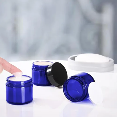 Miniatura 6 de Paquete de 24 tarros cosméticos redondos de vidrio azul de 1 onza con revestimientos interiores y tapas negras, tarros de vidrio de viaje