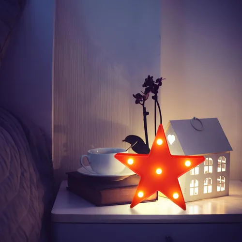 Miniatura 5 de Jutom 4 piezas de luces de noche de estrella LED de plástico en forma de estrella letrero iluminado marquesina lámpara de escritorio para regalo rojo
