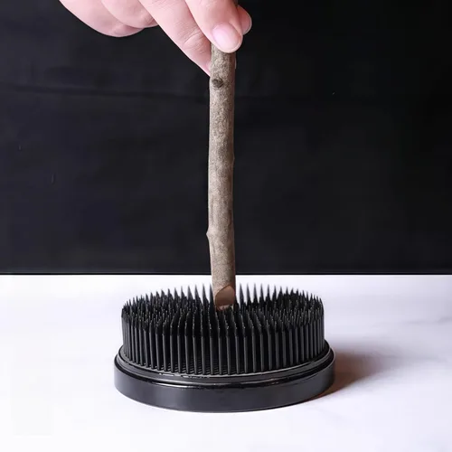 Miniatura 5 de Serie Kenzan negra: arreglo floral redondo de rana con flores de rana, soporte de pines florales japoneses con base de goma para arreglo de Ikebana