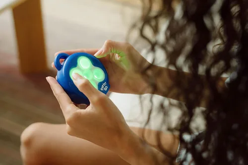 Miniatura 3 de Buffalo Games Pop It Go – The Original Light Up – Juego de estampado colorido para niños y familias en movimiento, a partir de 5 años, de Buffalo