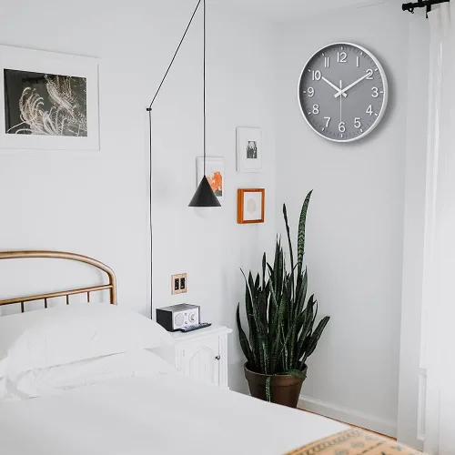 Miniatura 4 de HZDHCLH Reloj de pared gris de 12 pulgadas, silencioso y sin tictac, para decoración de sala de estar, dormitorio, cocina, oficina Gris y blanco