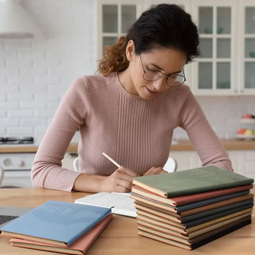 Miniatura 7 de TaoBary 12 diarios de piel sintética A5 a granel, coloridos diarios forrados con árboles, cuaderno de piel sintética suave, cuaderno de escritura a