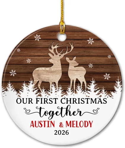 Adorno de cerámica Our First Christmas Together, adorno de Navidad 2025 personalizado con nombre y fecha, renos para colgar en cerámica, regalo de