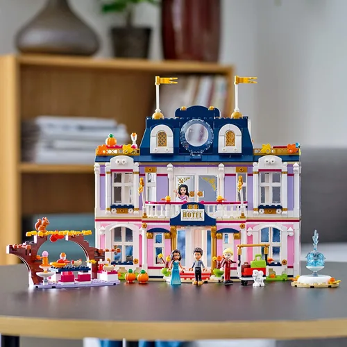 Miniatura 6 de LEGO Friends Heartlake City Grand Hotel 41684 – Kit de construcción; incluye mini muñecas de Emma, Stephanie, River y Amelia, 2021 (1,308 piezas)