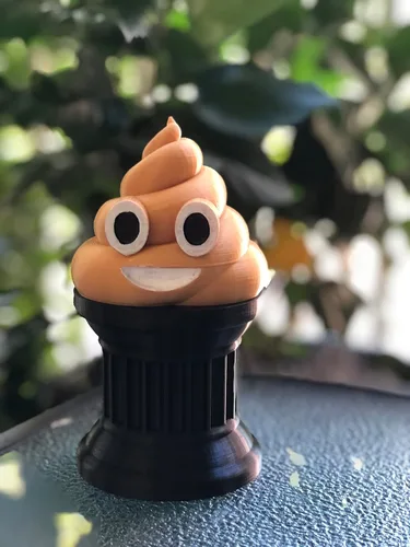 Znet3D Poop Emoji Trophy – 6 pulgadas de alto sobre un pilar negro pintados ojos y boca – Premio y regalo perfecto – Hecho a mano con fabricación