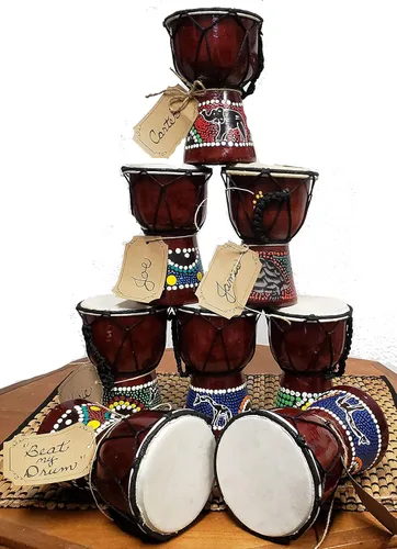 Miniatura 9 de Djembe decorativo de novedad de 6" de alto x 4" de ancho en la parte superior (Abstracto, 15.2 cm)