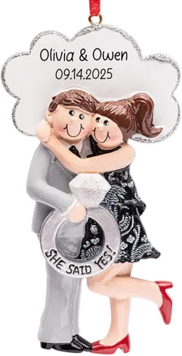 Miniatura 8 de Adorno personalizado de compromiso de nuestra primera Navidad 2026 Anillo de compromiso de diamantes en caja roja para el árbol de Navidad She