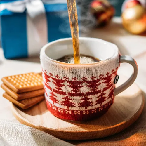 Taza de suéter para invierno, acogedora idea de regalo, regalo de árbol rojo y blanco, regalo de temporada navideña, taza de invierno de ganchillo