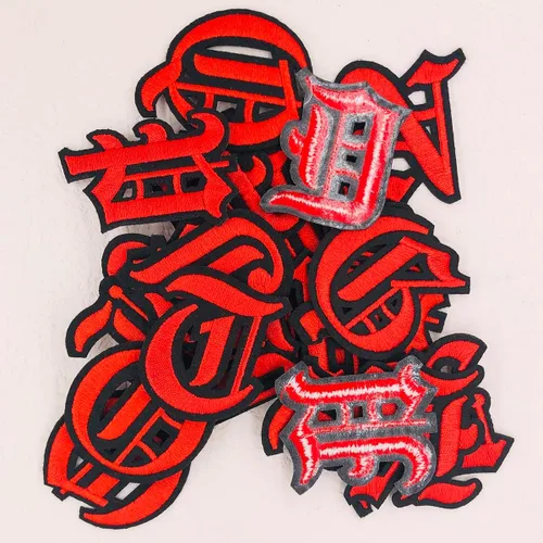 Miniatura 6 de Parches de letras góticas rojas termo-adhesivas en antiguo inglés A-Z de 2" bordados, transferencia térmica/cosido en iniciales deportivas, alfabeto