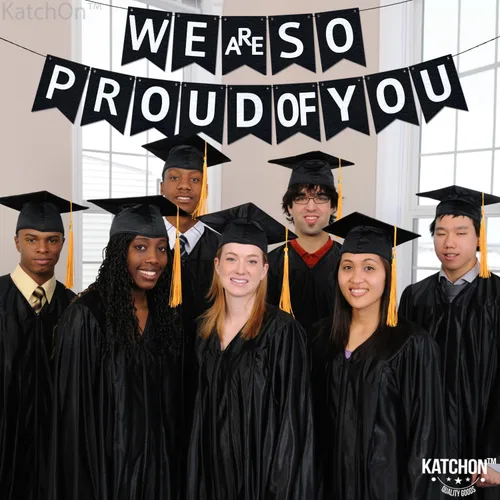 Miniatura 7 de KatchOn, Cartel con texto en inglés «We are So Proud of You» – Cartel de felicitaciones preencordado de 10 pies, cartel de graduación negro