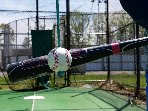 Miniatura 6 de El sistema de entrenamiento de bateo ajustable de béisbol original de cuerda de bateo – combina la camiseta y el lanzamiento frontal en un solo