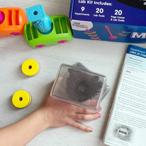 Miniatura 5 de Magnets! Kit de superciencia para niños, 9 experimentos y actividades de STEM, haz que los imanes floten, mueve un tren y crea una brújula