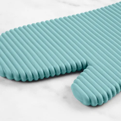 Miniatura 4 de KITCHENAID Juego de 2 guantes de horno de silicona suave acanalados, 7.5 x 13 pulgadas, agua mineral aguamarina Agua mineral Aqua