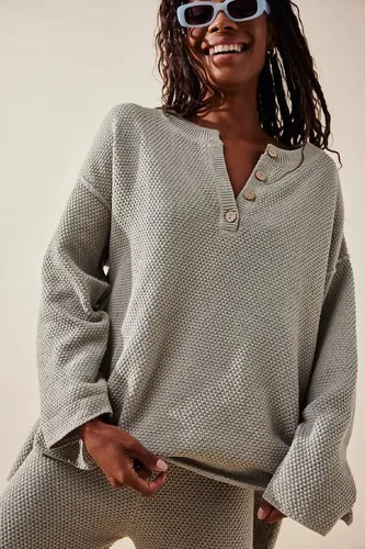 Miniatura 3 de NUFIWI Conjunto de 2 piezas de suéter de moda para mujer, cuello en V, suéter de punto con botones y pantalones de pierna ancha, conjuntos de suéter