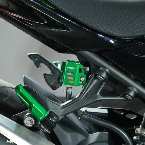 Miniatura 2 de Cubierta protectora para bomba de depósito de líquido de freno trasero para motocicleta compatible con Kawasaki Z900 2017-2023 Protectores de Negro