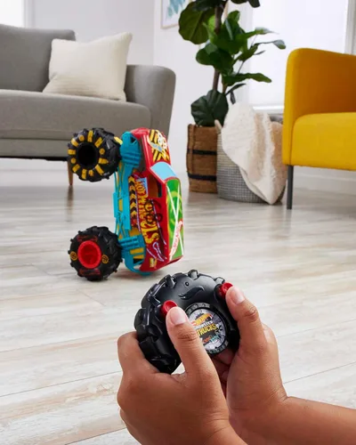Miniatura 2 de Hot Wheels RC Monster Trucks HW Demo Derby en escala 1:15, camión de juguete con control remoto con neumáticos de acción de terreno