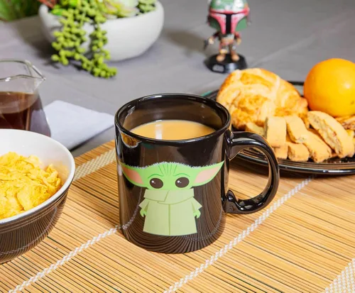 Miniatura 6 de Silver Buffalo Star Wars The Mandalorian The Child Stands, taza de café de cerámica, 20 onzas The Child Stands-Negro