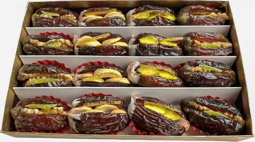 Miniatura 2 de Caja de regalo Medjool Dates - Nueces rellenas y chocolate cubierto Oro comestible y azafrán adornado