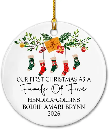 Adorno de cerámica personalizado de cinco medias con nombres y año personalizados, nuestra primera Navidad como familia de cinco, nuestros primeros