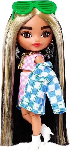 Miniatura 4 de Muñeca Barbie Extra Minis #2 (14 cm) con traje a cuadros de 2 piezas y chaqueta, con soporte para muñeca y accesorios que incluyen gafas de sol