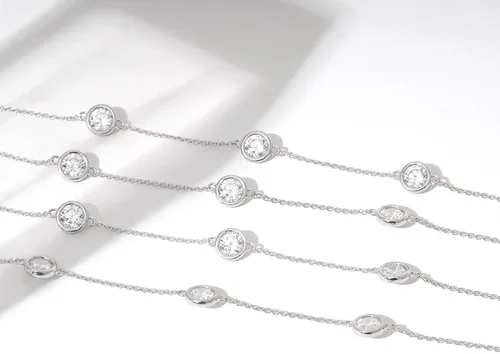 Miniatura 4 de Tienda Essentials Collar de plata de ley chapada en platino o oro hecho con circonitas Infinite Elements (anteriormente colección Tienda)